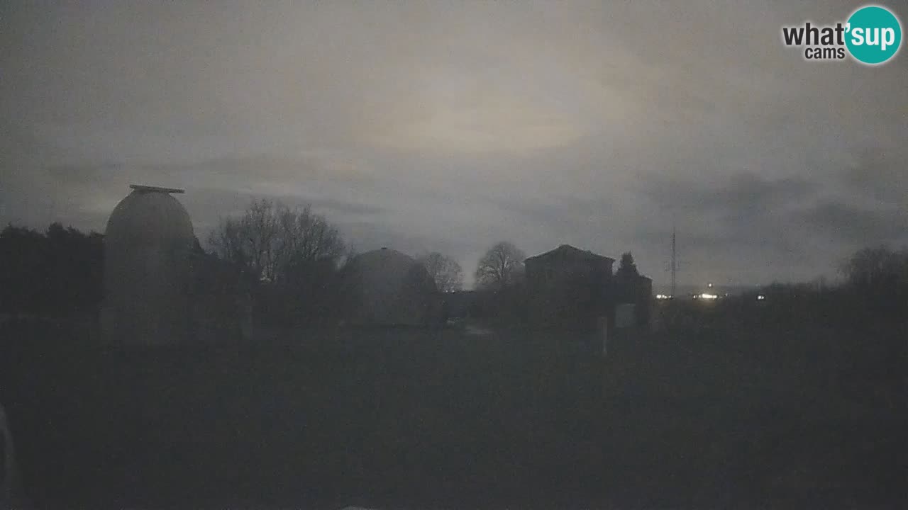 Webcam live dell’Osservatorio di  – Esplora il cielo, gli asteroidi, i comete e i meteoroidi.