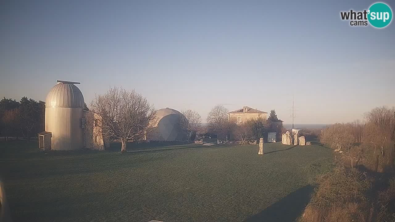 Višnjan-Observatorium Live Webcam – Explore the Sky, Asteroids, Comets, and Meteoroids