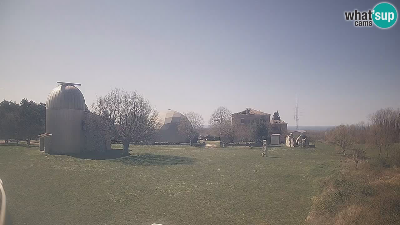 Webcam live dell’Osservatorio di  – Esplora il cielo, gli asteroidi, i comete e i meteoroidi.