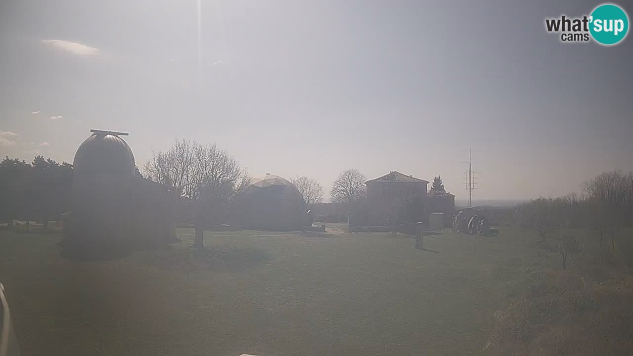 Webcam live dell’Osservatorio di  – Esplora il cielo, gli asteroidi, i comete e i meteoroidi.