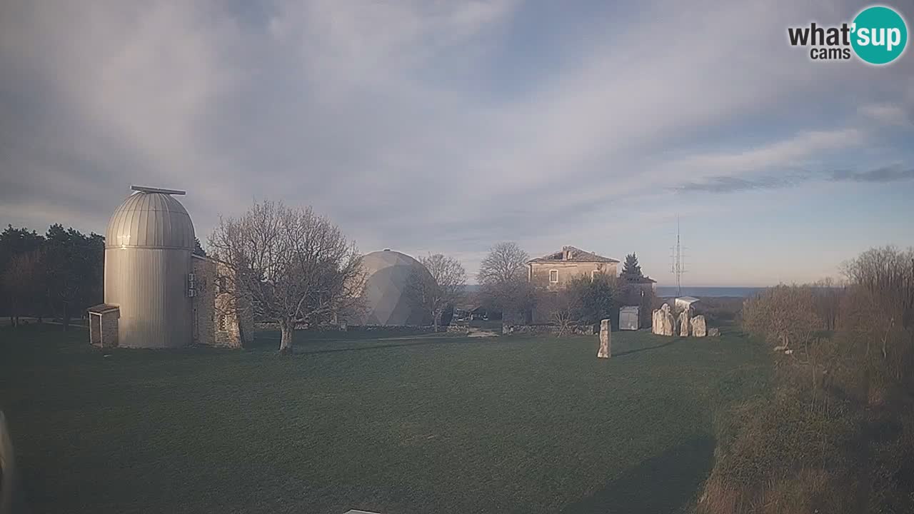 Webcam live dell’Osservatorio di  – Esplora il cielo, gli asteroidi, i comete e i meteoroidi.