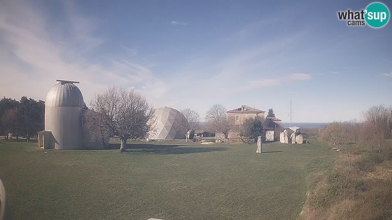 Webcam live dell’Osservatorio di  – Esplora il cielo, gli asteroidi, i comete e i meteoroidi.