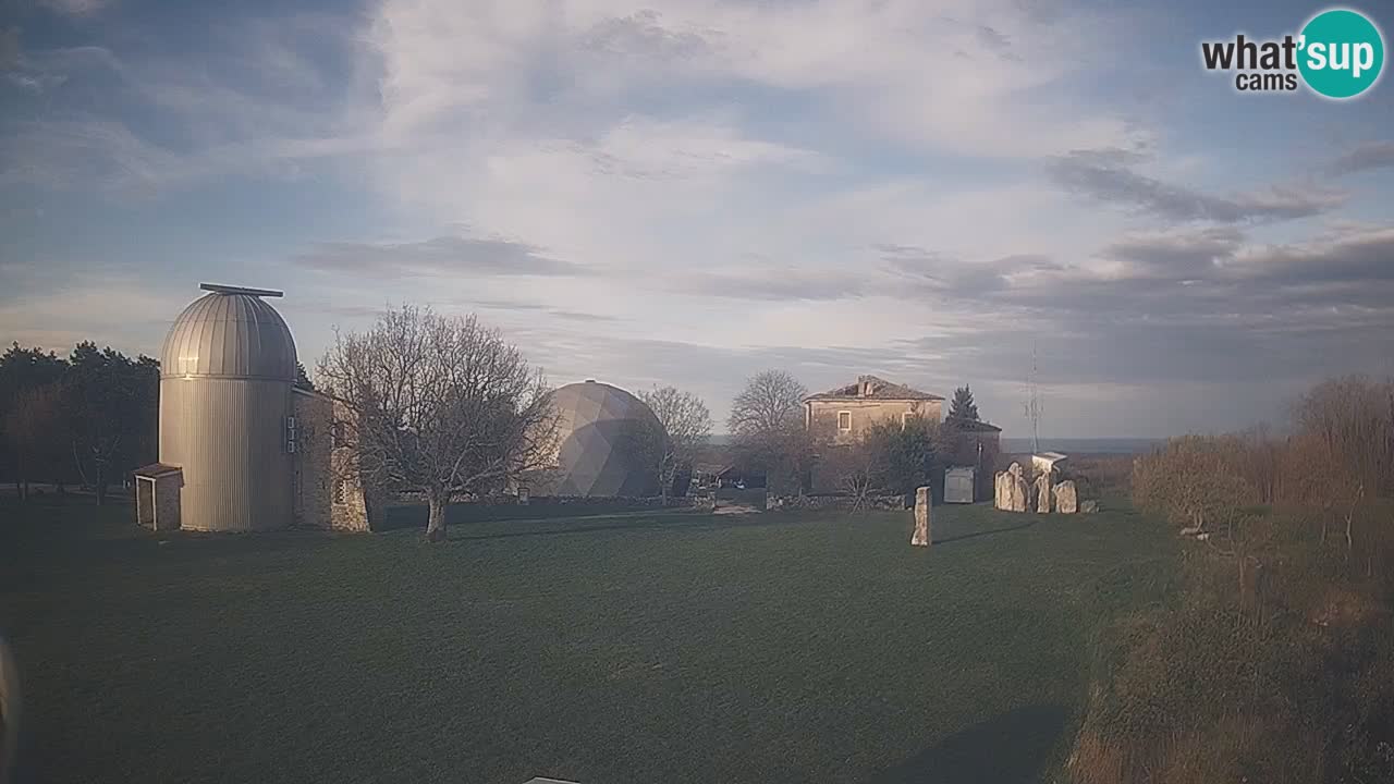 Višnjan-Observatorium Live Webcam – Explore the Sky, Asteroids, Comets, and Meteoroids