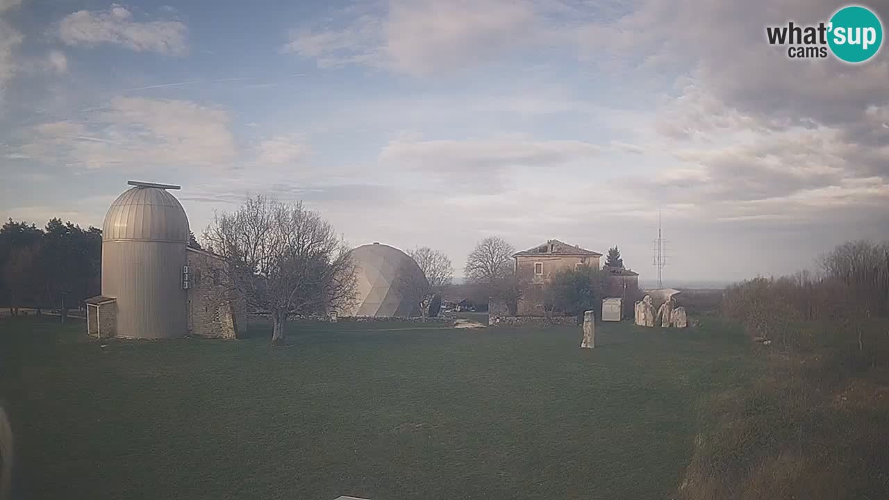 Webcam live dell’Osservatorio di  – Esplora il cielo, gli asteroidi, i comete e i meteoroidi.