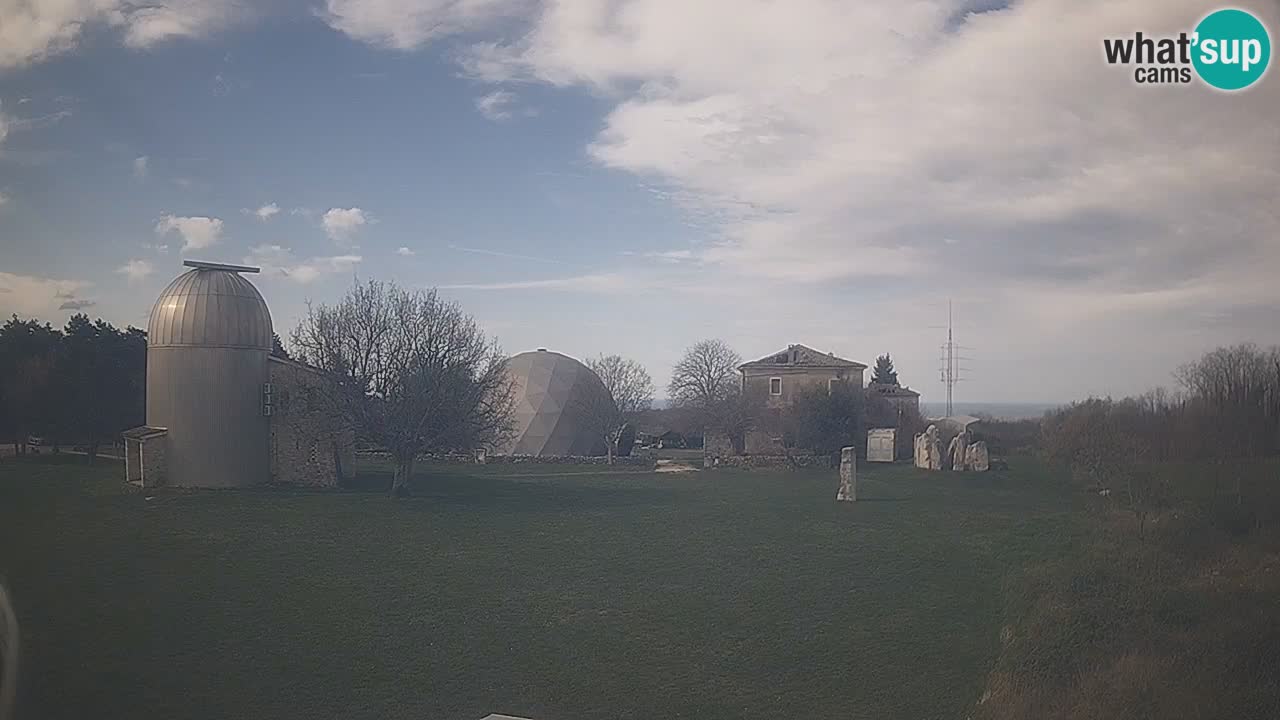 Webcam live dell’Osservatorio di  – Esplora il cielo, gli asteroidi, i comete e i meteoroidi.