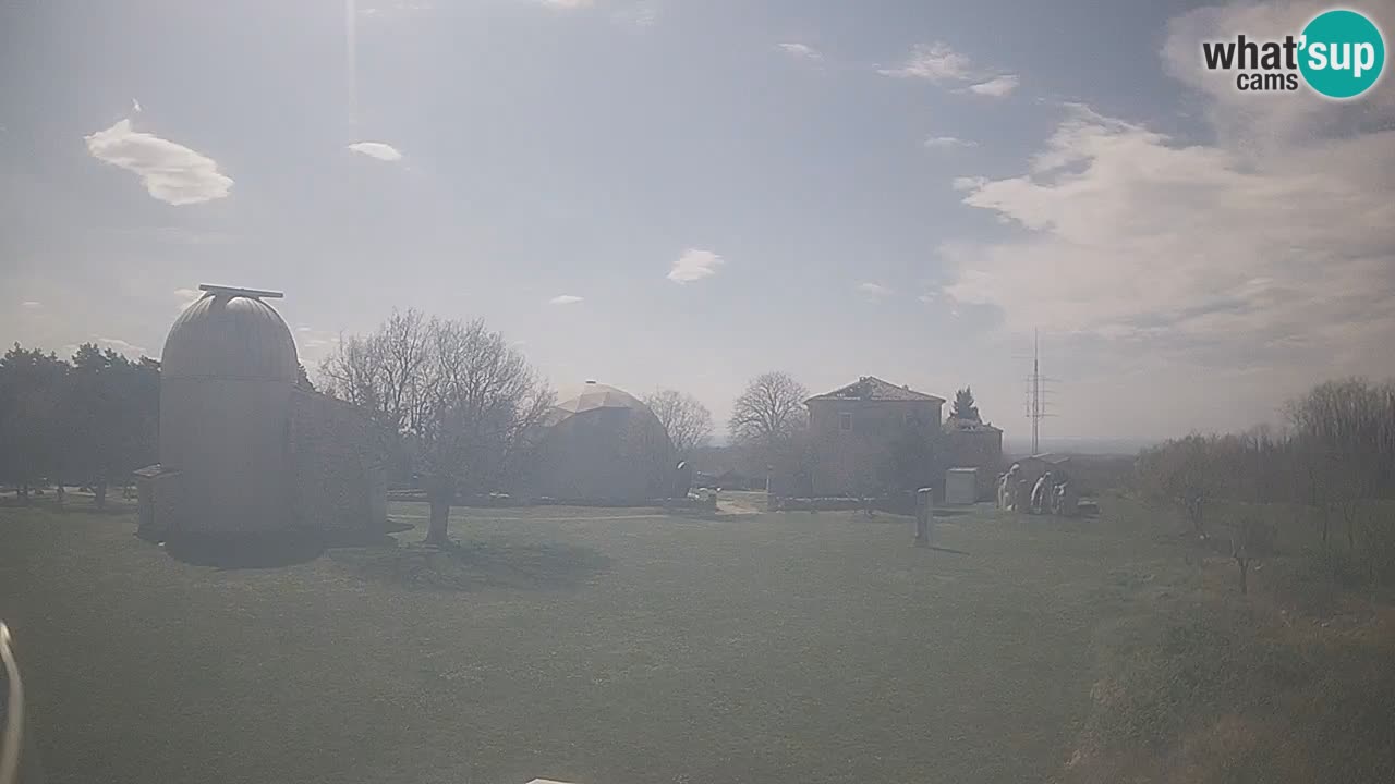 Webcam live dell’Osservatorio di  – Esplora il cielo, gli asteroidi, i comete e i meteoroidi.