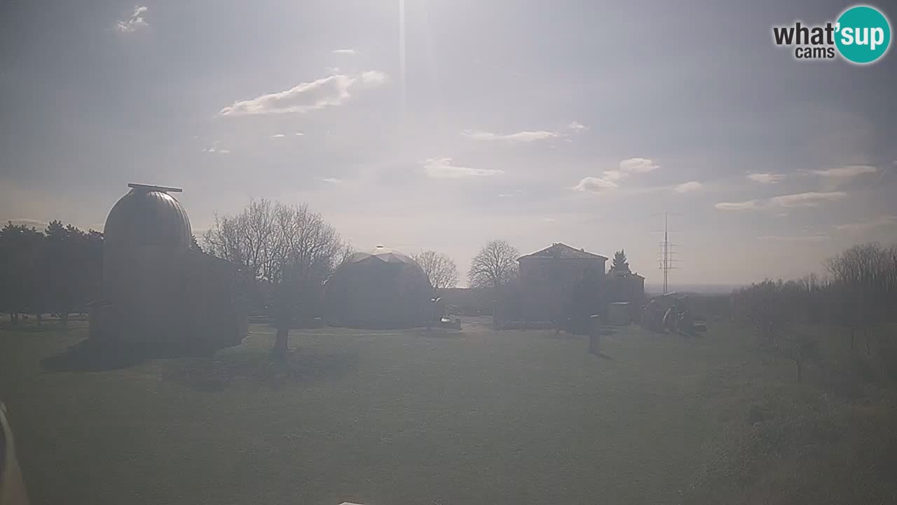 Webcam live dell’Osservatorio di  – Esplora il cielo, gli asteroidi, i comete e i meteoroidi.