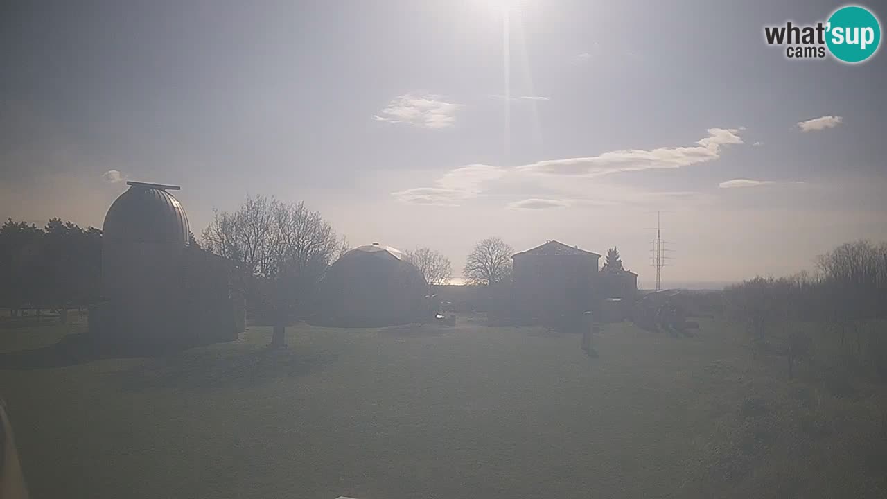 Webcam live dell’Osservatorio di  – Esplora il cielo, gli asteroidi, i comete e i meteoroidi.