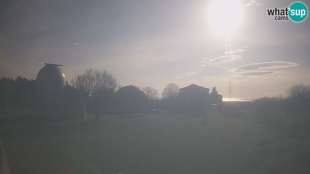 Webcam live dell’Osservatorio di  – Esplora il cielo, gli asteroidi, i comete e i meteoroidi.