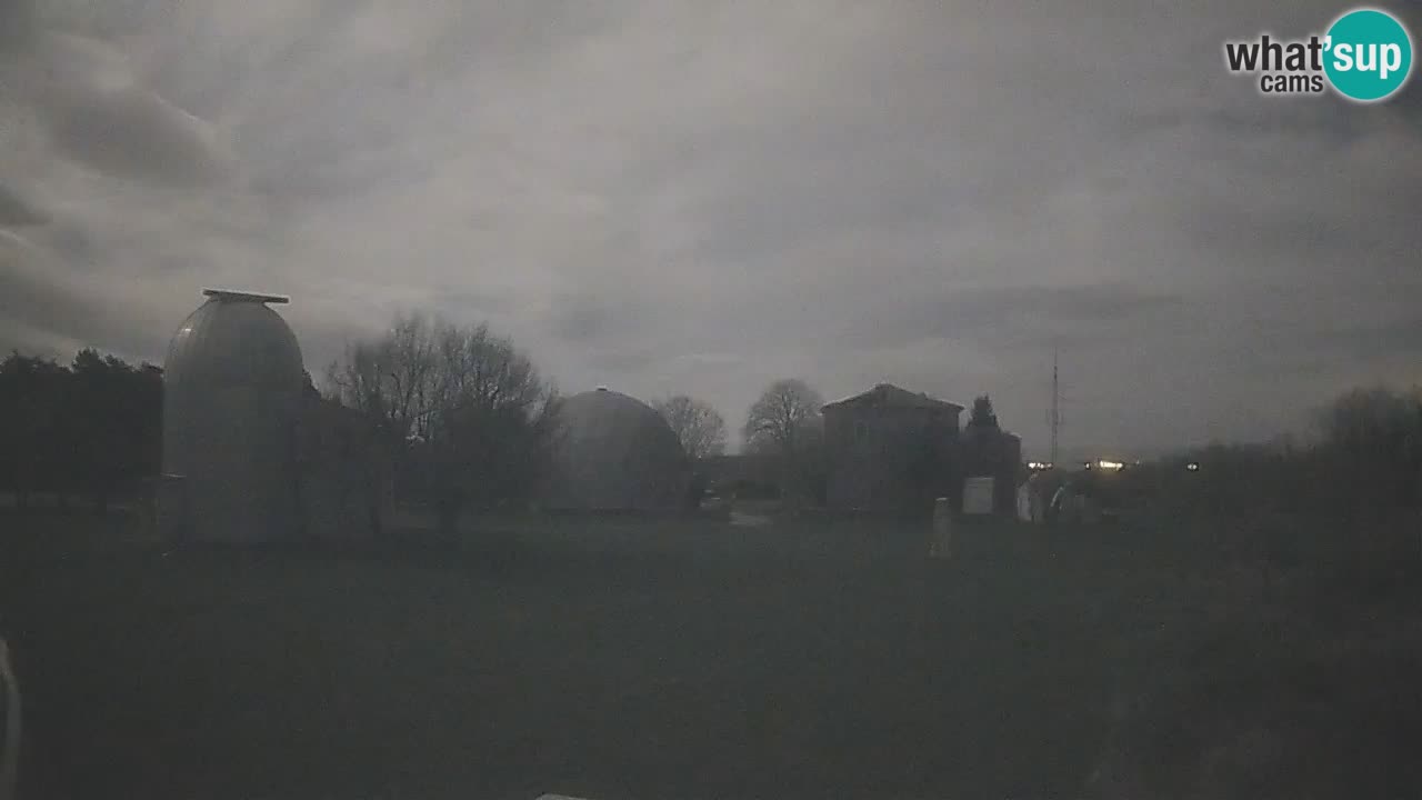 Webcam live dell’Osservatorio di  – Esplora il cielo, gli asteroidi, i comete e i meteoroidi.