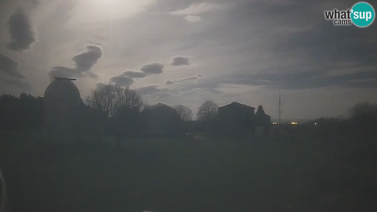 Webcam live dell’Osservatorio di  – Esplora il cielo, gli asteroidi, i comete e i meteoroidi.