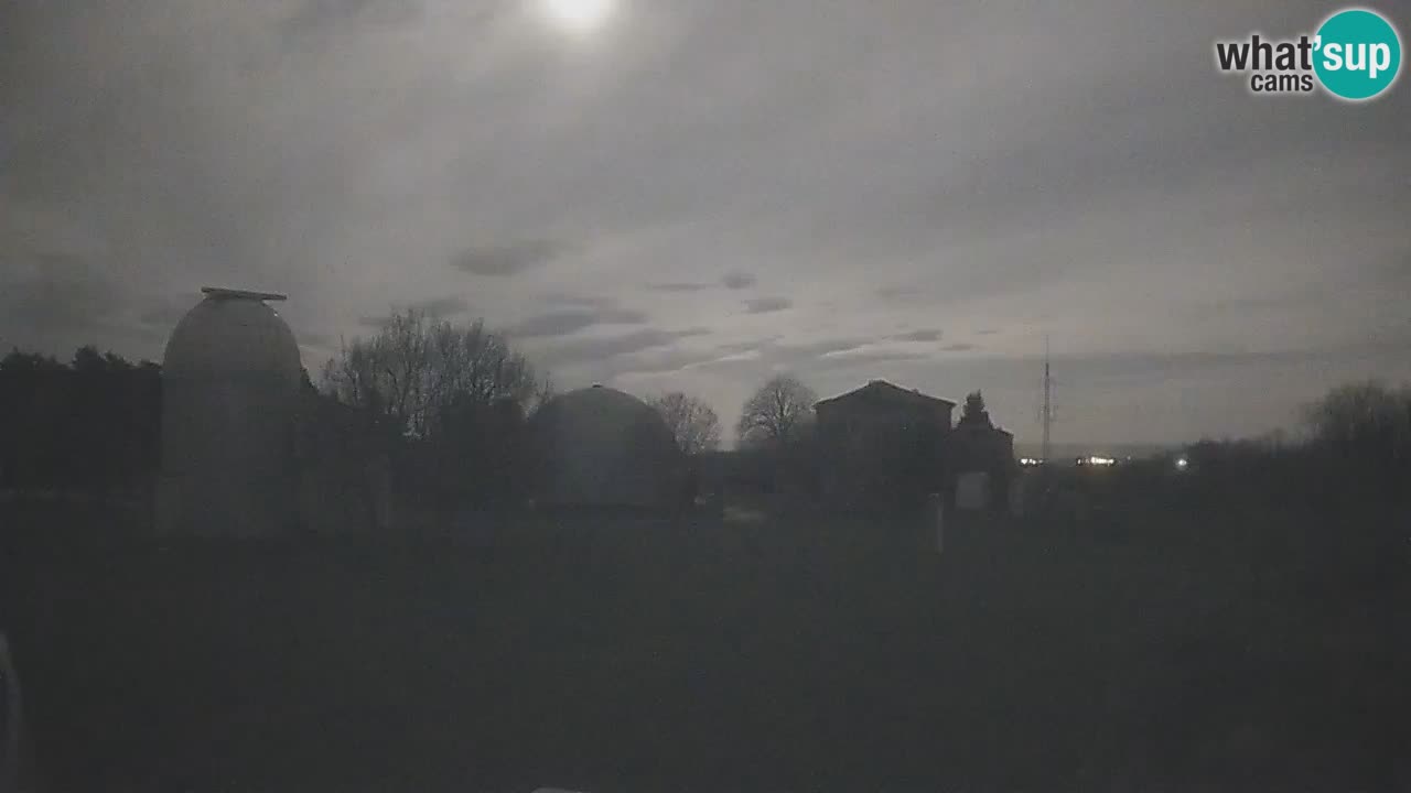 Webcam live dell’Osservatorio di  – Esplora il cielo, gli asteroidi, i comete e i meteoroidi.