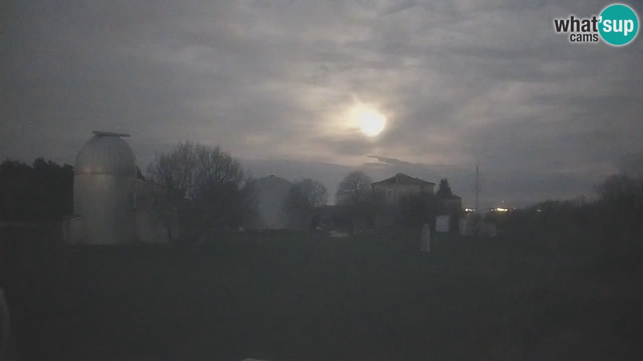 Webcam live dell’Osservatorio di  – Esplora il cielo, gli asteroidi, i comete e i meteoroidi.