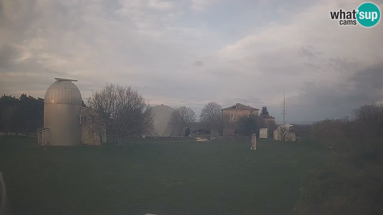 Webcam en direct de l’Observatoire de Višnjan – Explorez le ciel, les astéroïdes, les comètes et les météoroïdes