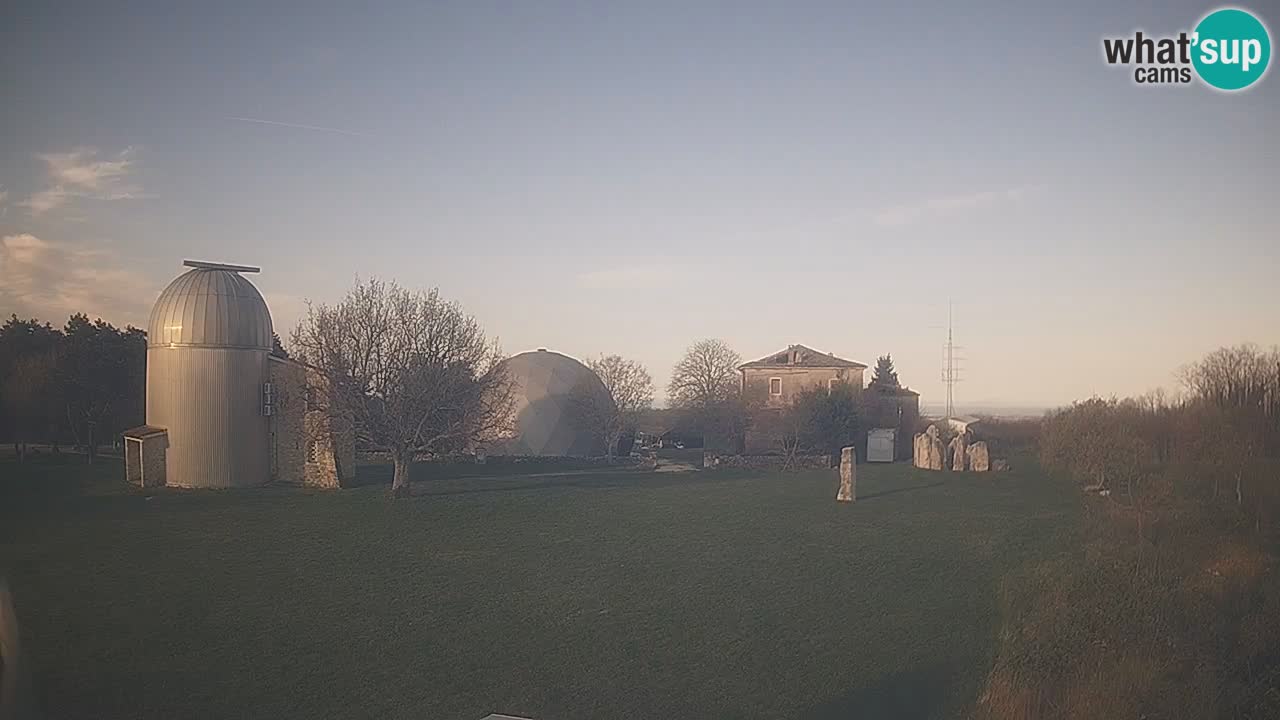 Webcam live dell’Osservatorio di  – Esplora il cielo, gli asteroidi, i comete e i meteoroidi.