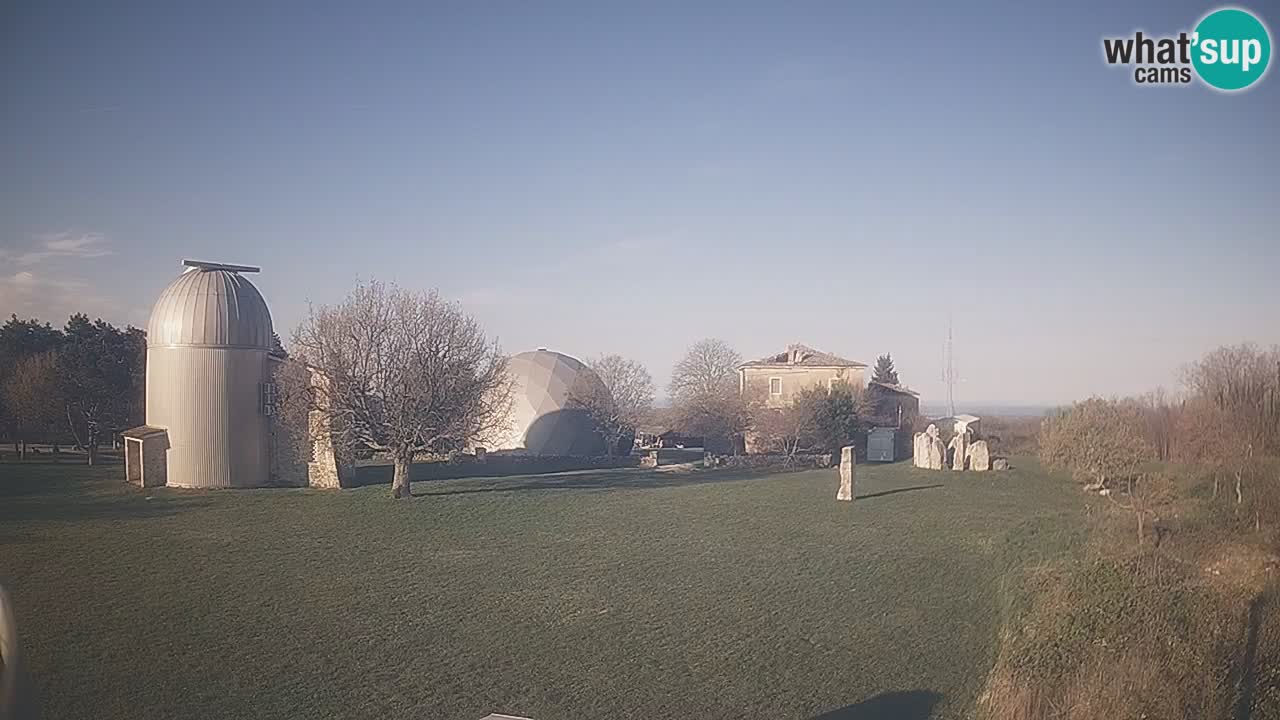 Višnjan-Observatorium Live Webcam – Explore the Sky, Asteroids, Comets, and Meteoroids