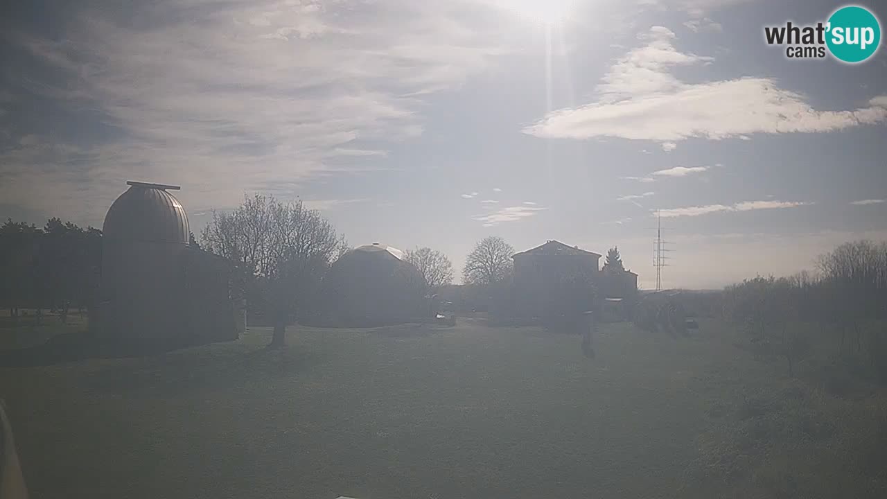 Webcam live dell’Osservatorio di  – Esplora il cielo, gli asteroidi, i comete e i meteoroidi.