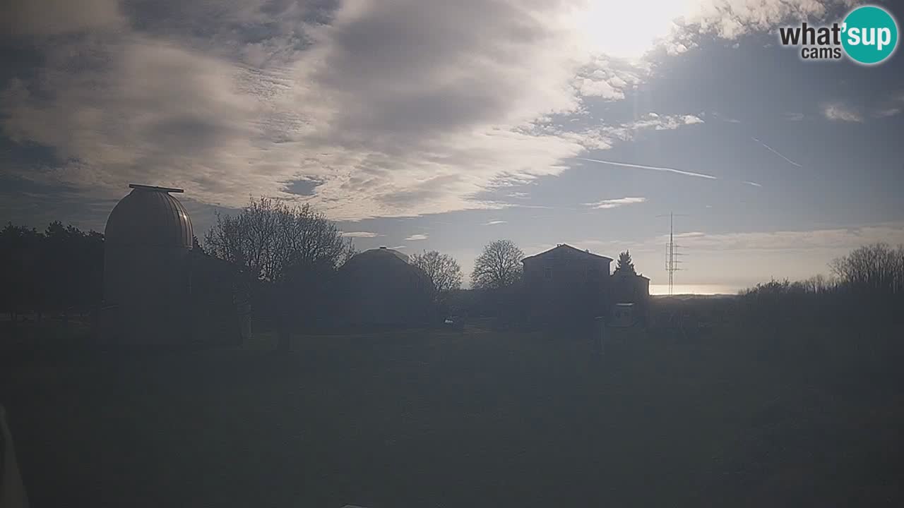 Webcam live dell’Osservatorio di  – Esplora il cielo, gli asteroidi, i comete e i meteoroidi.