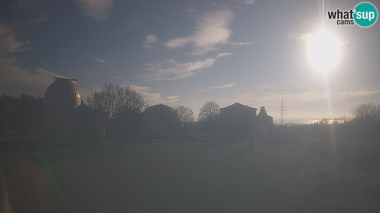 Webcam live dell’Osservatorio di  – Esplora il cielo, gli asteroidi, i comete e i meteoroidi.