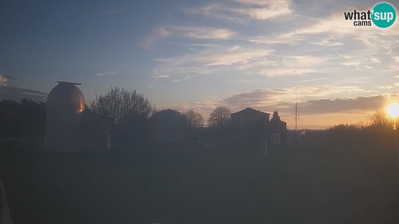 Webcam live dell’Osservatorio di  – Esplora il cielo, gli asteroidi, i comete e i meteoroidi.