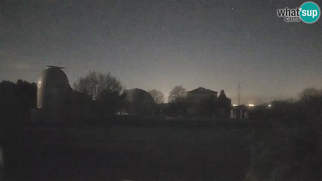 Webcam live dell’Osservatorio di  – Esplora il cielo, gli asteroidi, i comete e i meteoroidi.