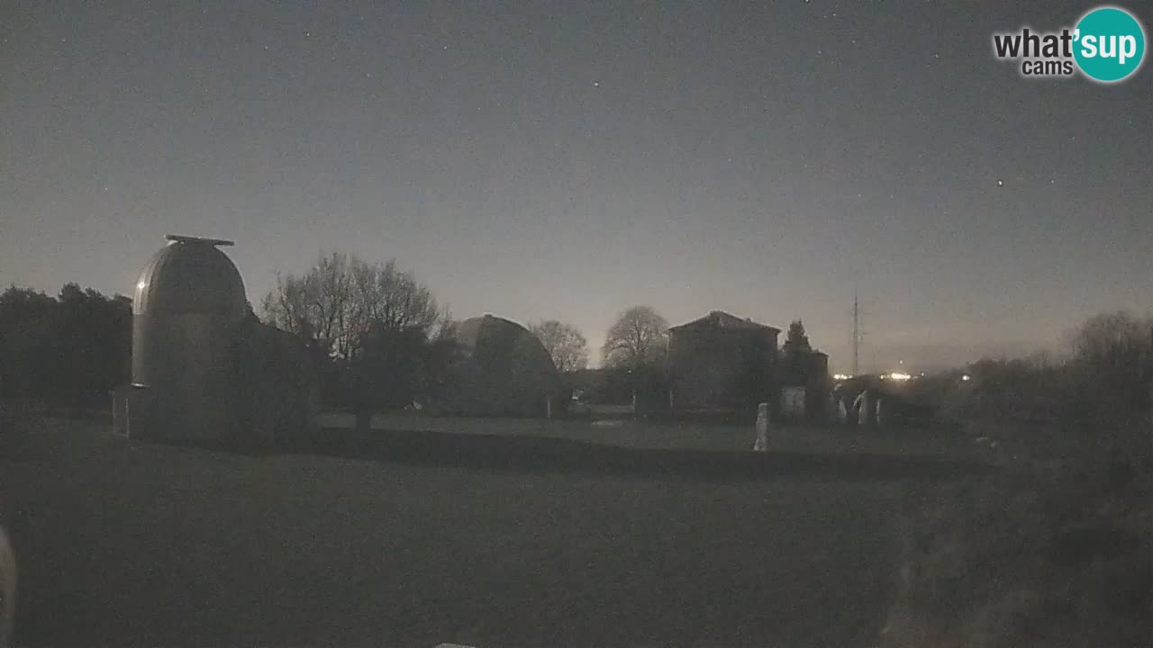 Webcam live dell’Osservatorio di  – Esplora il cielo, gli asteroidi, i comete e i meteoroidi.