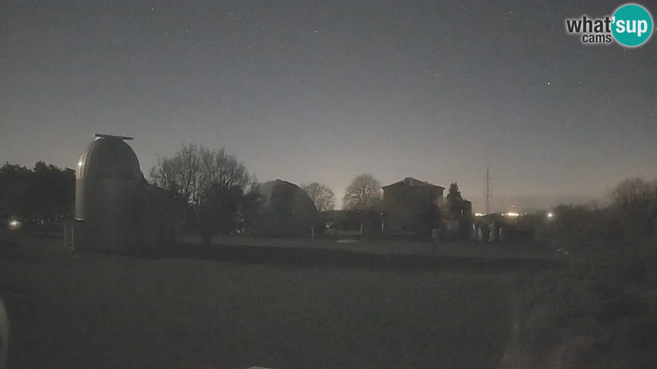 Webcam live dell’Osservatorio di  – Esplora il cielo, gli asteroidi, i comete e i meteoroidi.