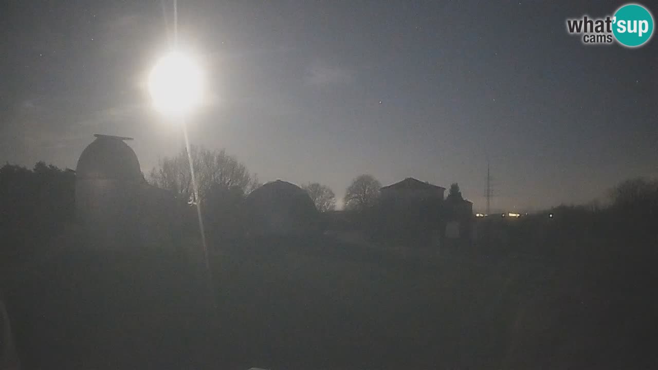 Webcam live dell’Osservatorio di  – Esplora il cielo, gli asteroidi, i comete e i meteoroidi.