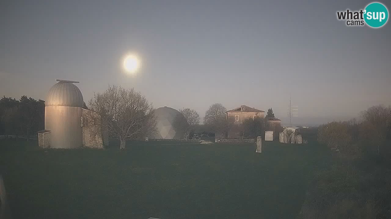 Webcam en direct de l’Observatoire de Višnjan – Explorez le ciel, les astéroïdes, les comètes et les météoroïdes