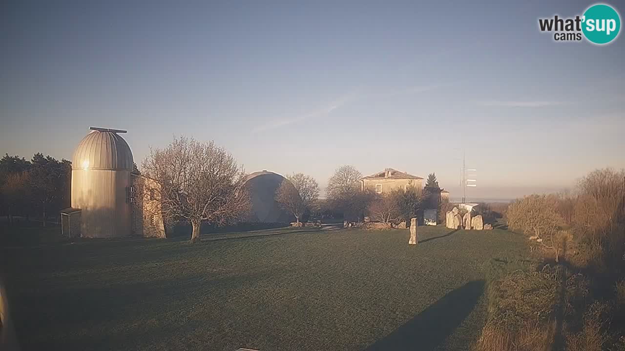 Webcam live dell’Osservatorio di  – Esplora il cielo, gli asteroidi, i comete e i meteoroidi.