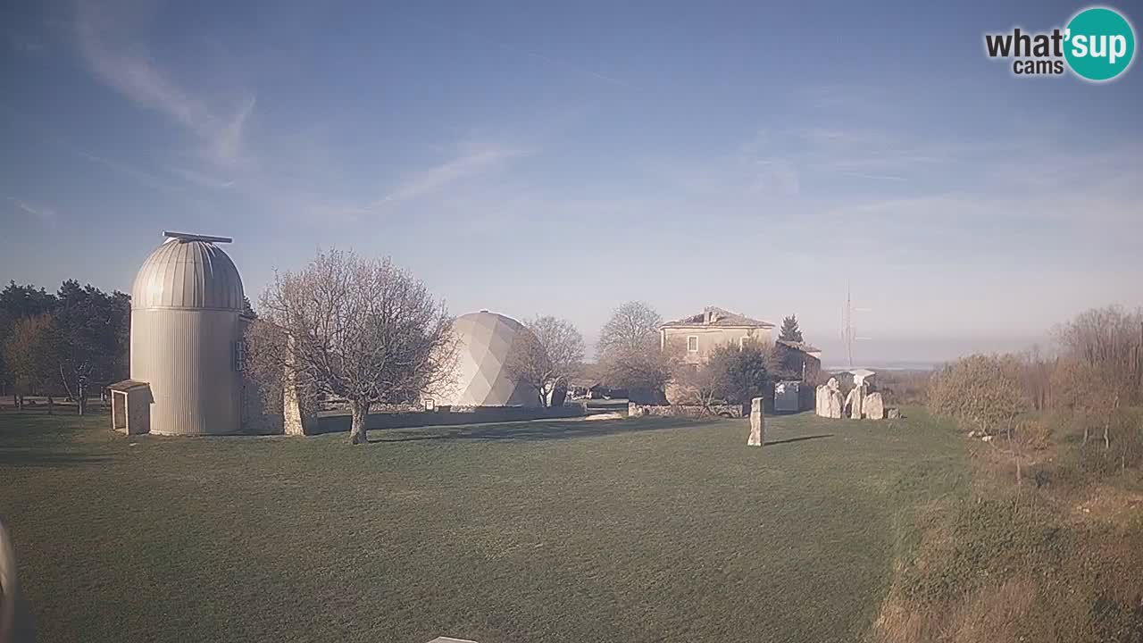 Webcam live dell’Osservatorio di  – Esplora il cielo, gli asteroidi, i comete e i meteoroidi.
