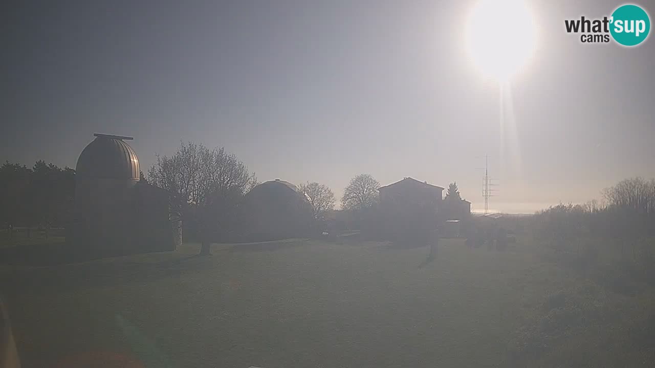 Webcam live dell’Osservatorio di  – Esplora il cielo, gli asteroidi, i comete e i meteoroidi.