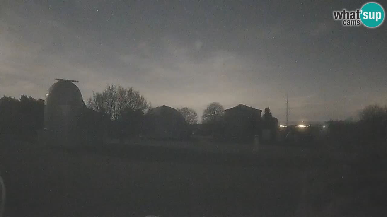 Webcam live dell’Osservatorio di  – Esplora il cielo, gli asteroidi, i comete e i meteoroidi.