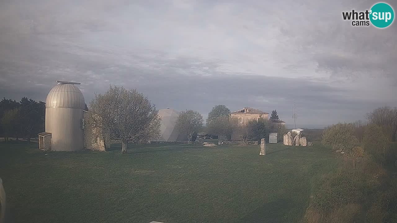 Webcam live dell’Osservatorio di  – Esplora il cielo, gli asteroidi, i comete e i meteoroidi.