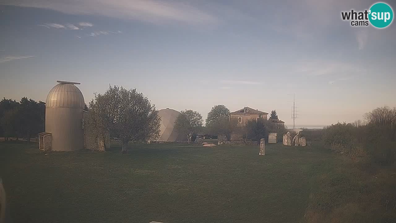 Webcam live dell’Osservatorio di  – Esplora il cielo, gli asteroidi, i comete e i meteoroidi.