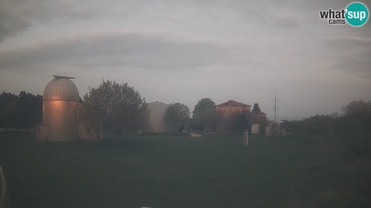 Webcam live dell’Osservatorio di  – Esplora il cielo, gli asteroidi, i comete e i meteoroidi.