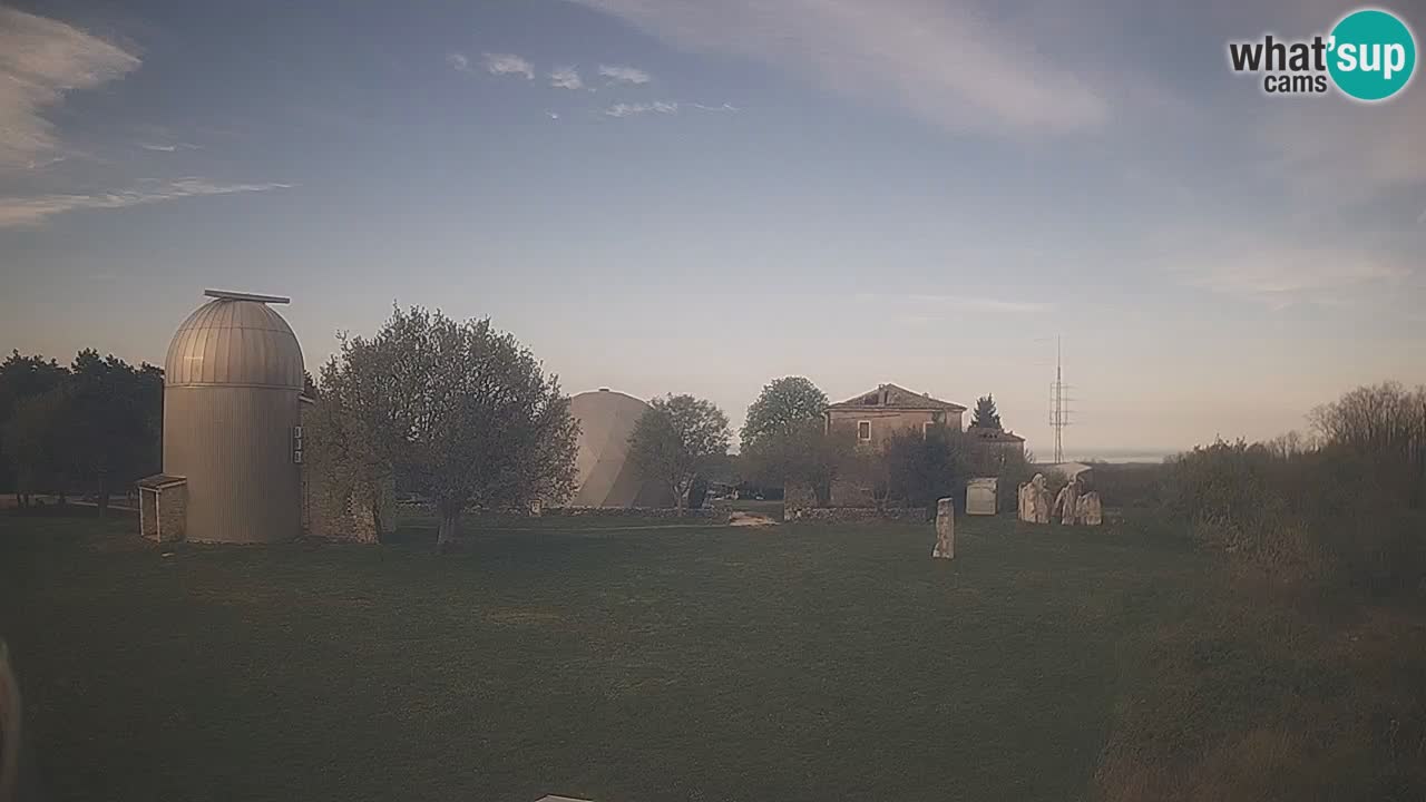 Webcam live dell’Osservatorio di  – Esplora il cielo, gli asteroidi, i comete e i meteoroidi.