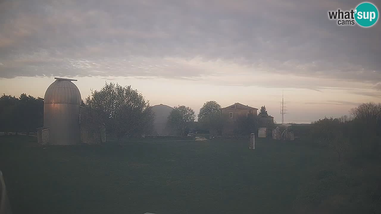 Webcam live dell’Osservatorio di – Esplora il cielo, gli asteroidi, i comete e i meteoroidi.