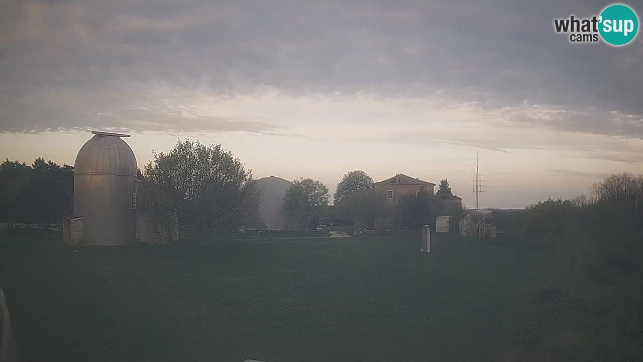 Webcam live dell’Osservatorio di  – Esplora il cielo, gli asteroidi, i comete e i meteoroidi.