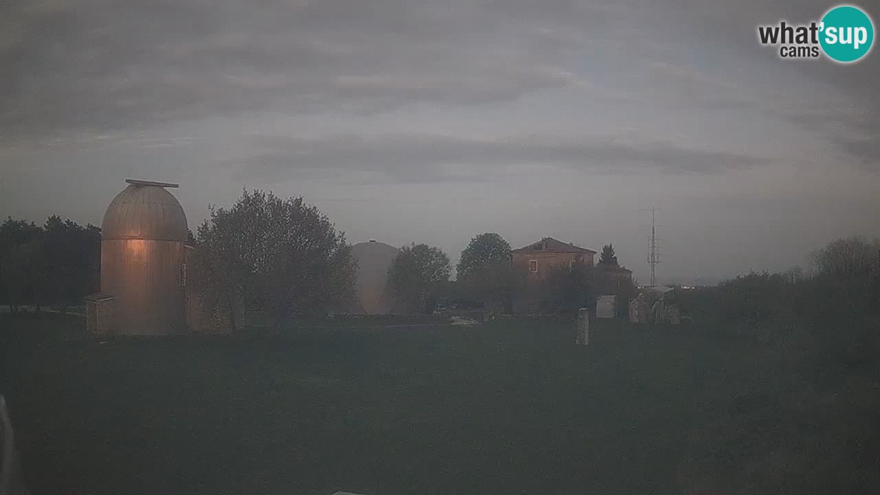 Webcam live dell’Osservatorio di  – Esplora il cielo, gli asteroidi, i comete e i meteoroidi.