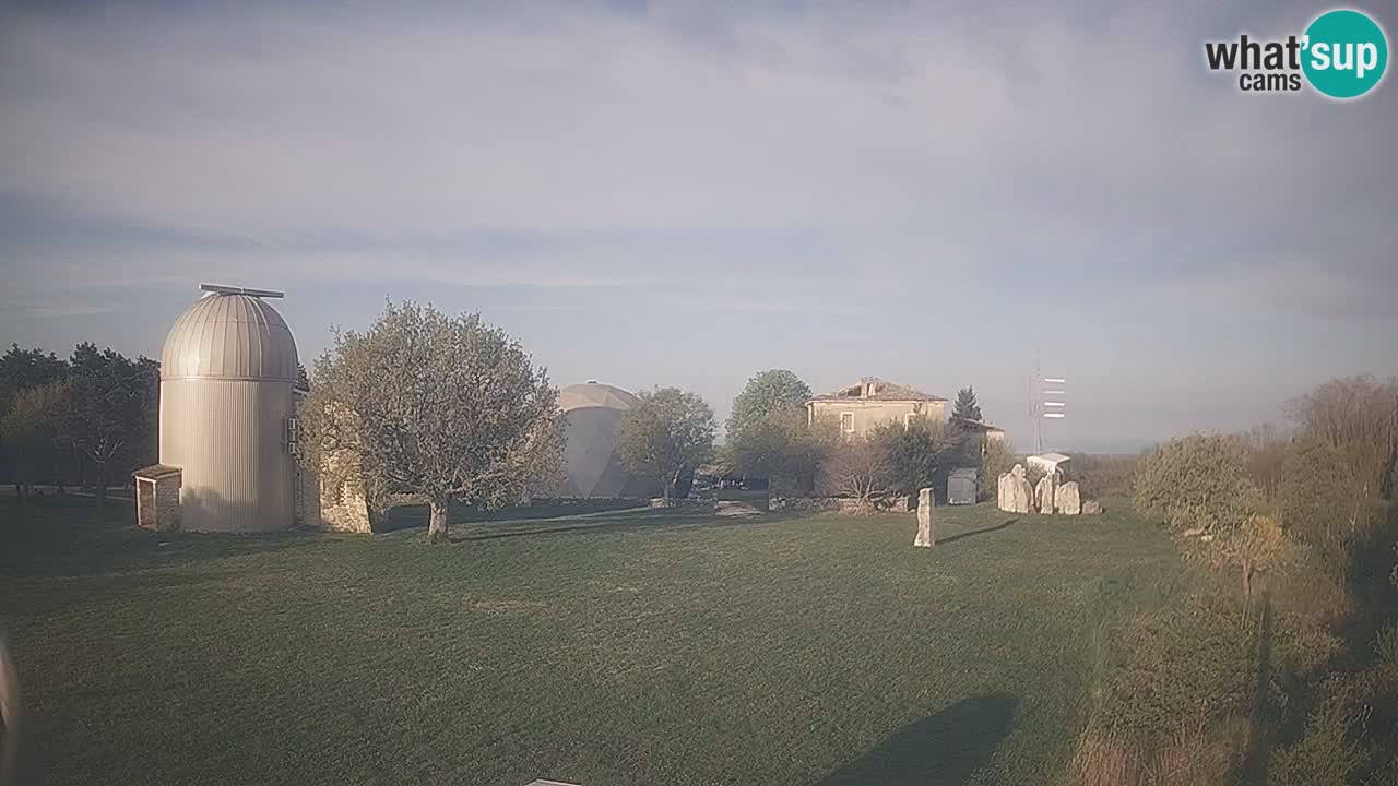 Webcam live dell’Osservatorio di  – Esplora il cielo, gli asteroidi, i comete e i meteoroidi.