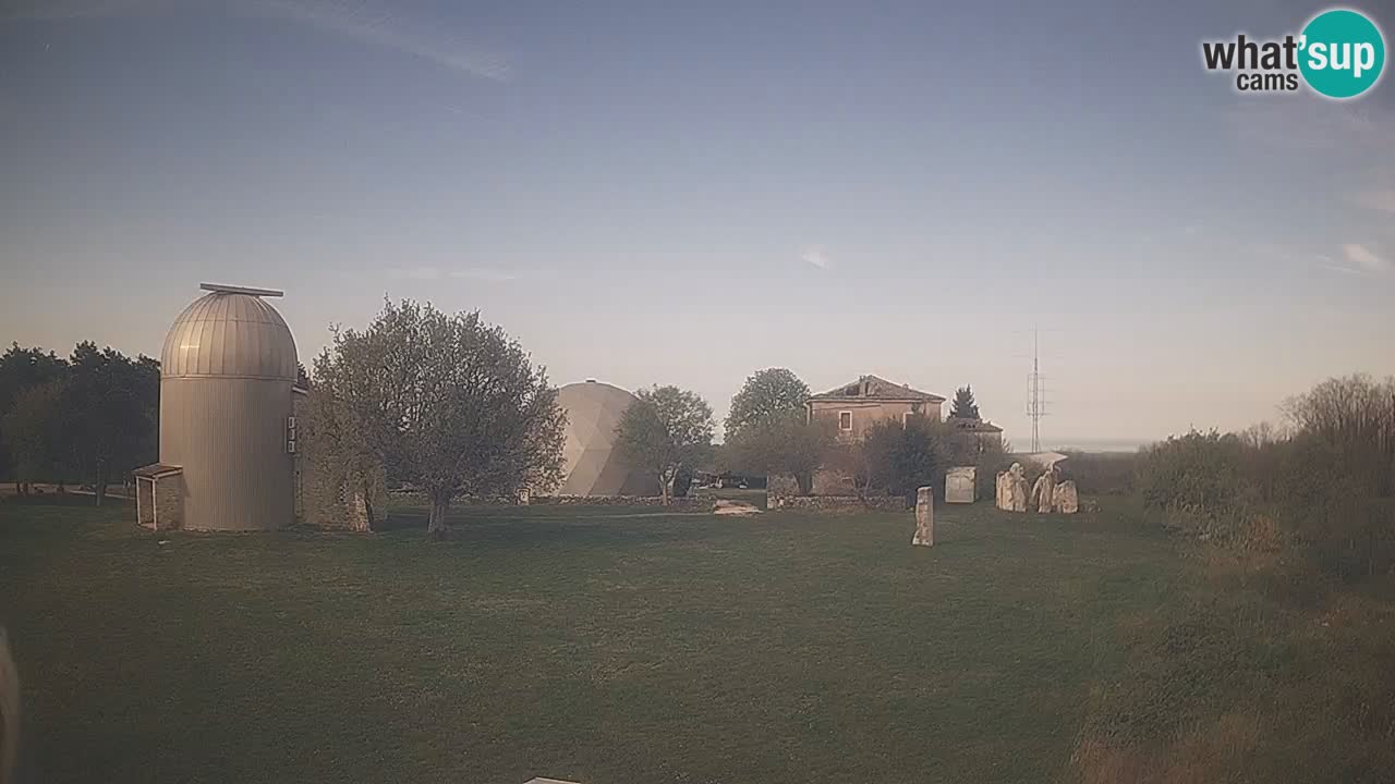 Webcam live dell’Osservatorio di  – Esplora il cielo, gli asteroidi, i comete e i meteoroidi.