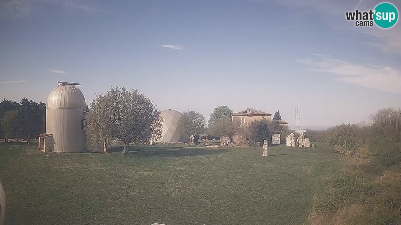 Webcam live dell’Osservatorio di  – Esplora il cielo, gli asteroidi, i comete e i meteoroidi.