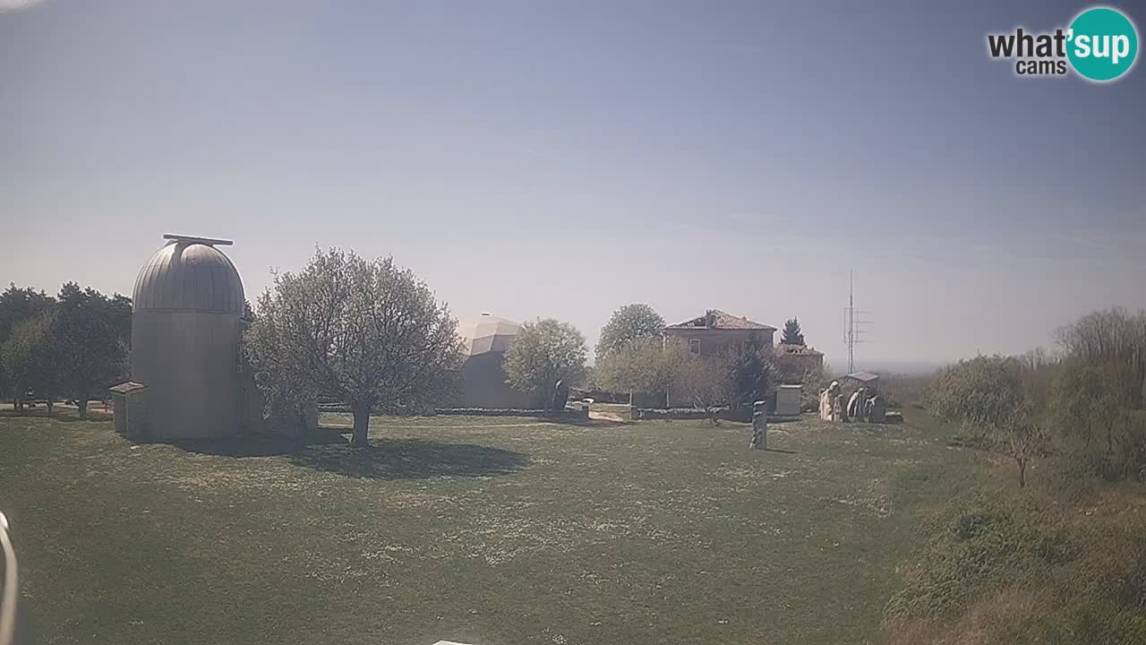 Webcam live dell’Osservatorio di  – Esplora il cielo, gli asteroidi, i comete e i meteoroidi.