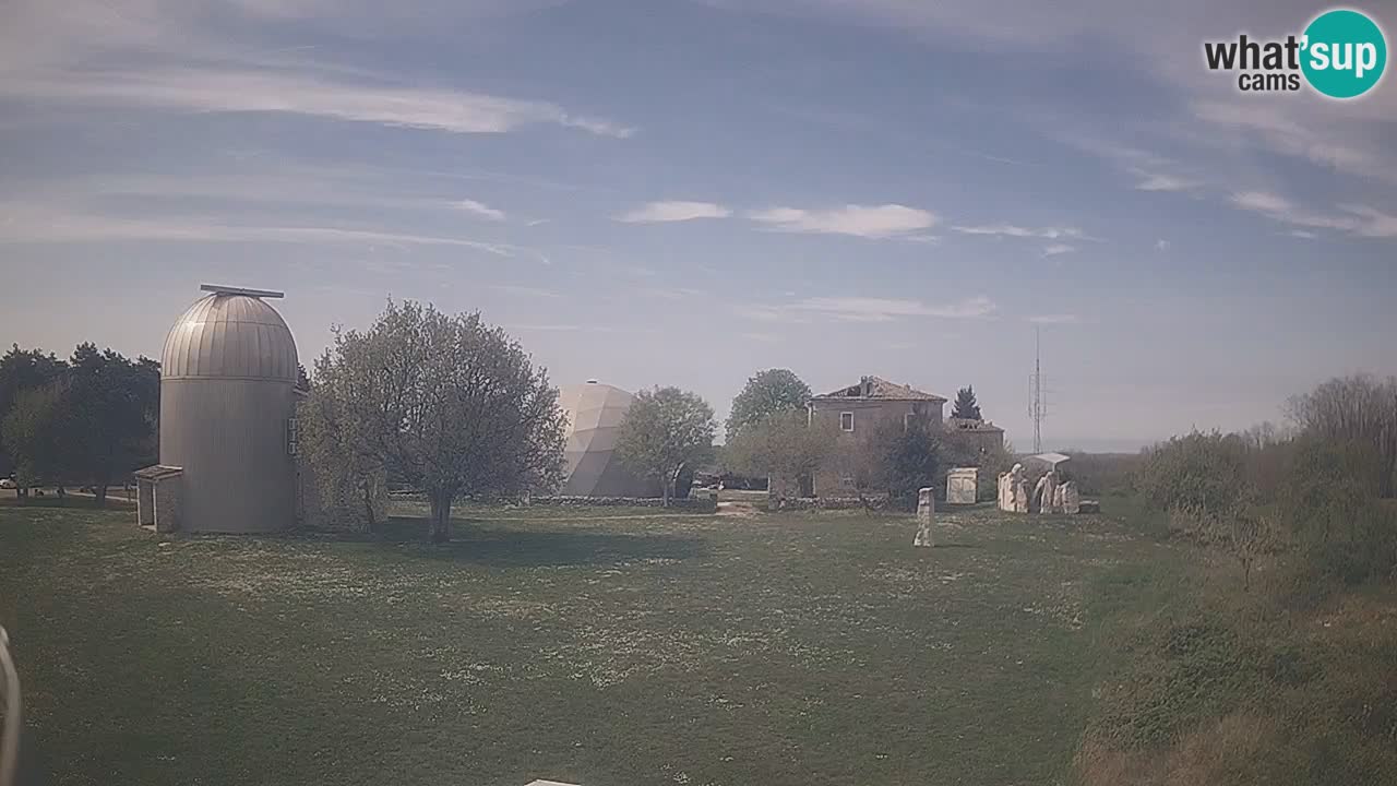 Webcam live dell’Osservatorio di  – Esplora il cielo, gli asteroidi, i comete e i meteoroidi.