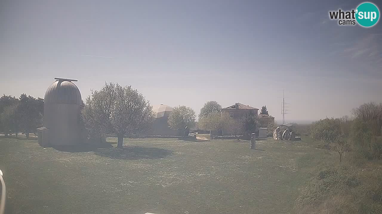 Webcam live dell’Osservatorio di  – Esplora il cielo, gli asteroidi, i comete e i meteoroidi.