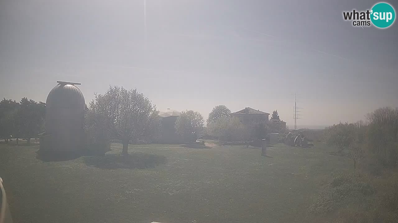 Webcam live dell’Osservatorio di  – Esplora il cielo, gli asteroidi, i comete e i meteoroidi.