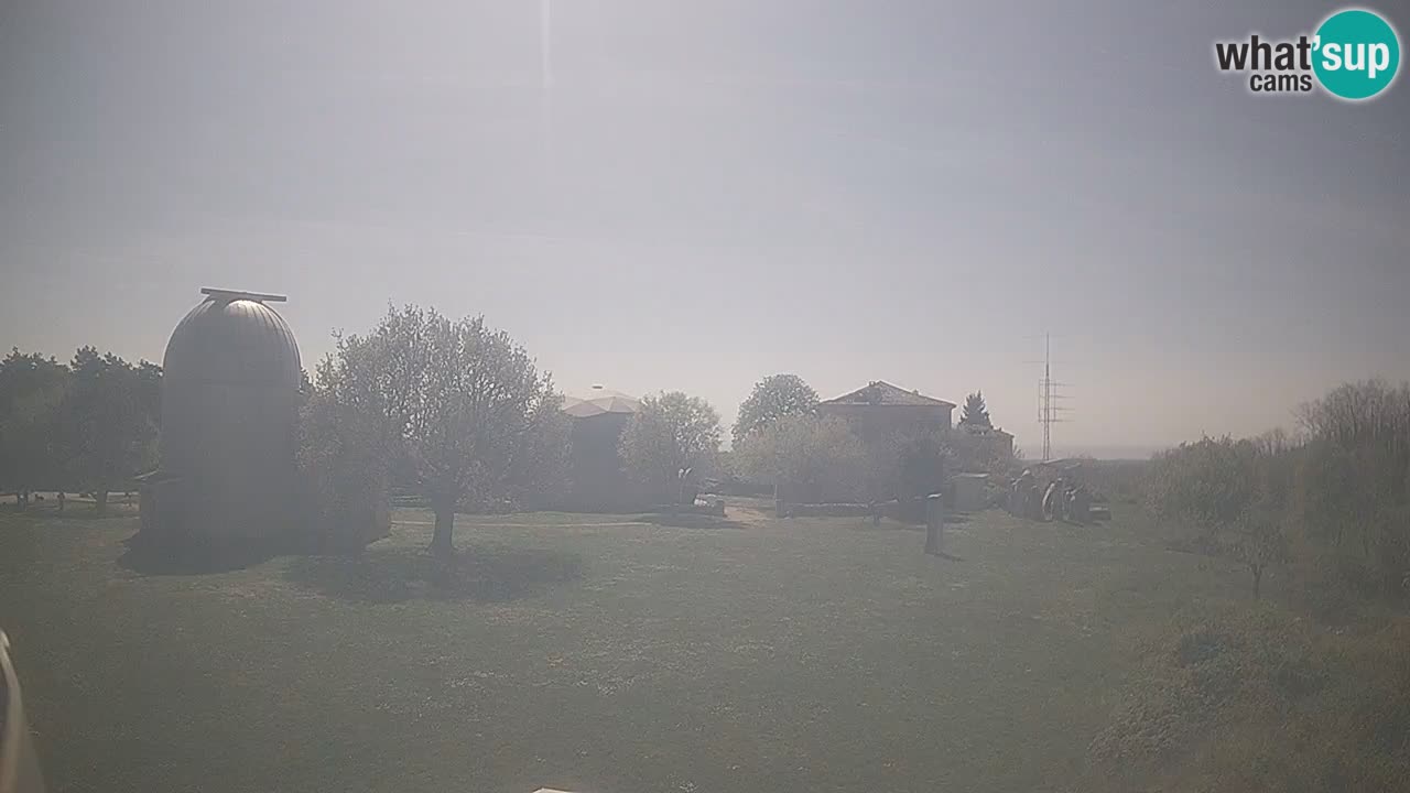 Webcam live dell’Osservatorio di  – Esplora il cielo, gli asteroidi, i comete e i meteoroidi.