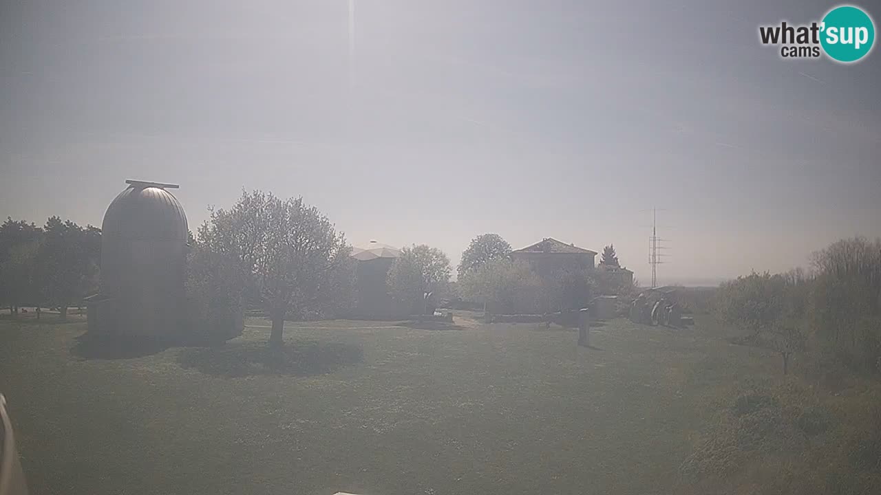 Webcam live dell’Osservatorio di  – Esplora il cielo, gli asteroidi, i comete e i meteoroidi.