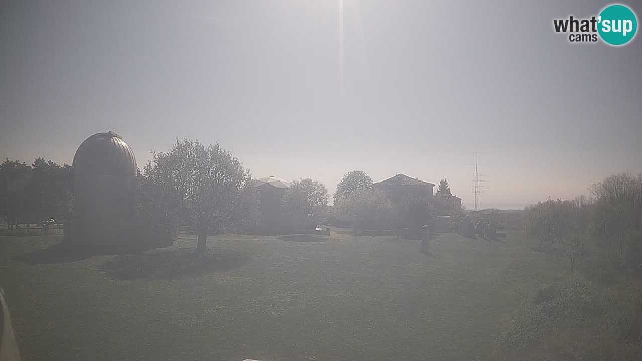 Webcam live dell’Osservatorio di  – Esplora il cielo, gli asteroidi, i comete e i meteoroidi.